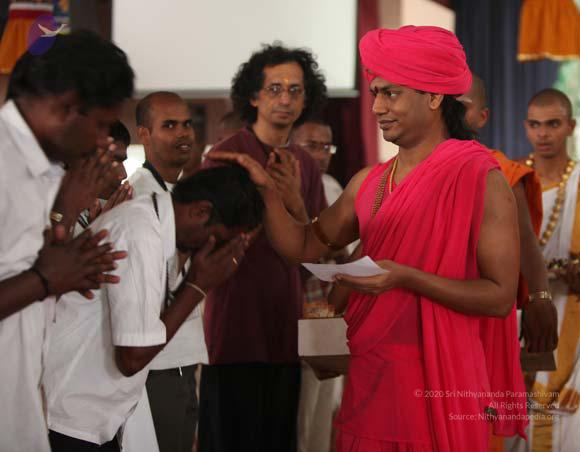 22-nithyananda-morning-pratyaksha-pada-puja_CMP_WM